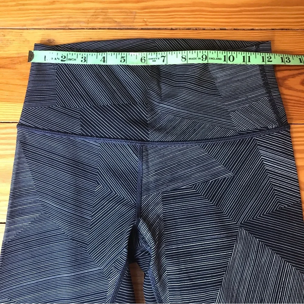 Lululemon Athletica Grey Navy Geometric Capris Leggings, EUC, 6 - Picture 10 of 14